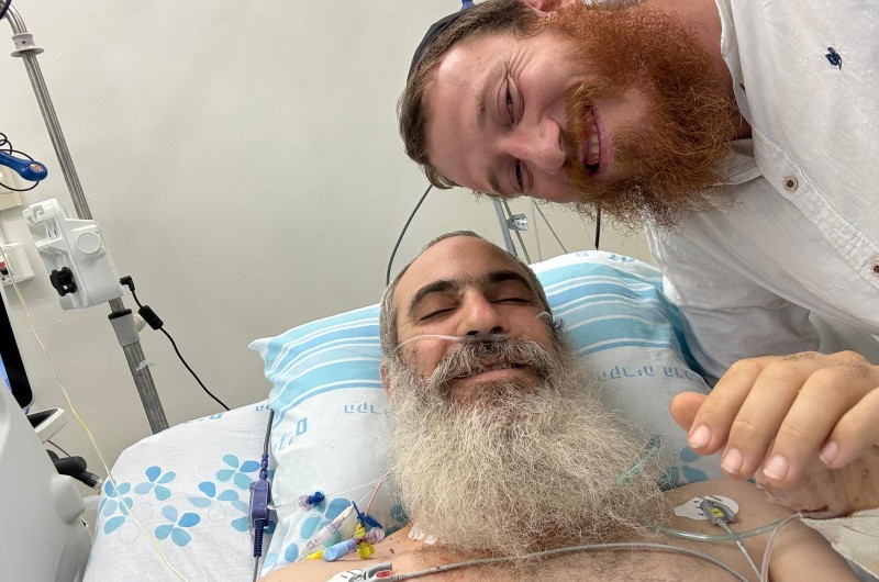 ניסיונות להציל את רגלי השליח שנפצע מפיצוץ מוקש בסוריה 