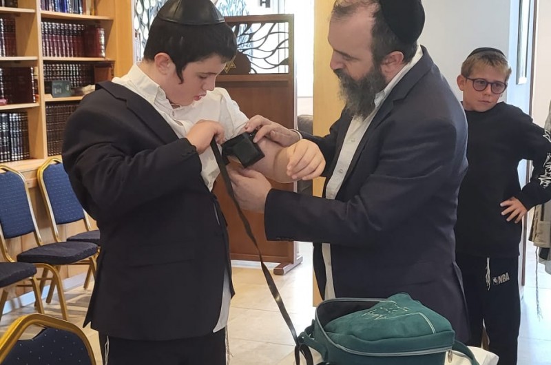 במזל טוב: שליח הרבי בפאפוס קפריסין - הרב איציק אייזנבך בהנחת התפילין של בנו לקראת חגיגת הבר-מצווה שתיערך בשעה טובה בהשתתפות בני משפחה, שלוחי הרבי וידידים