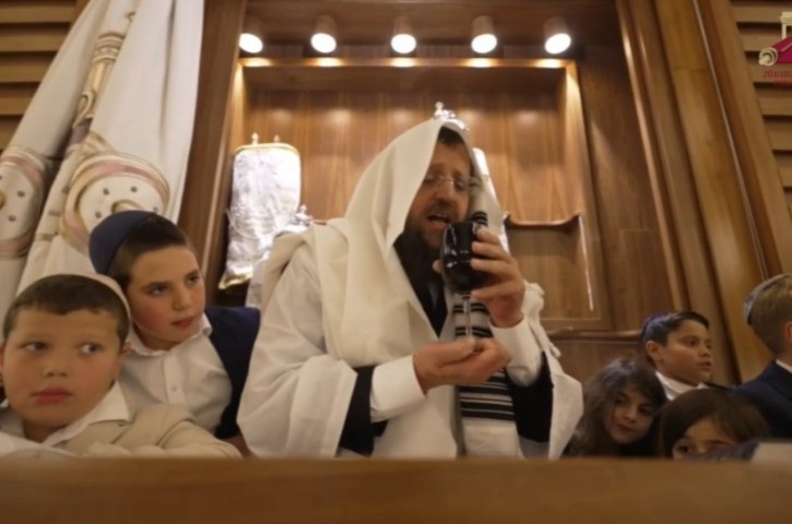 ברלין: 4000 מתפללים ב-10 מניינים | צפו בשליח בצאת הצום