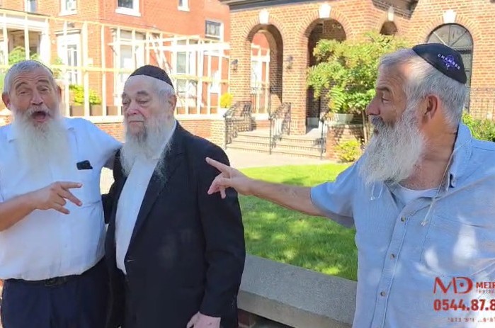 רוקדים ברחוב: הרב זלמן ליפסקר ור' מנדל לוין עם רובשקין