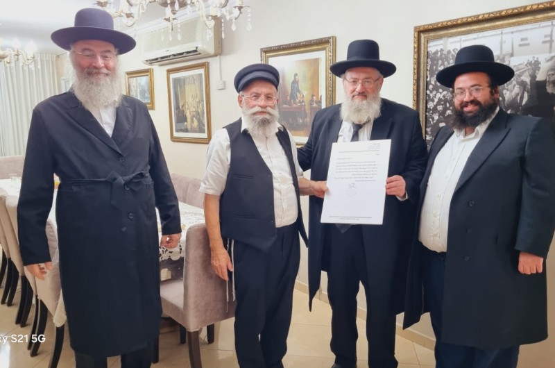 משלחת רבנים ממודיעין עילית הגיעה לביתו של יו״ר יד ביד הרב יעקב גלויברמן, להודות על הסיוע למשפחות ואברכים במיוחד לקראת חגי תשרי, והגישו מכתב הוקרה מרב העיר הרב וקסלר