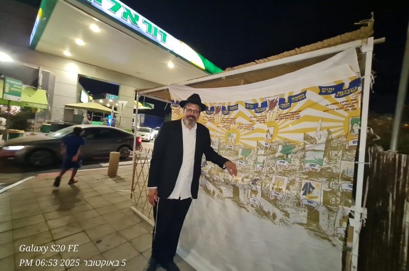 סוכה הוקמה בתחנת הדלק בכביש 6: גם השנה ניתן יהיה ליהנות מסוכה כשרה למהדרין בשתי תחנות הדלק אלונית בכביש 6, שהוקמה על יד בית חב