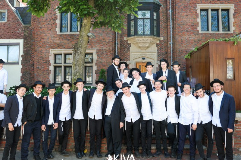 תלמידי התמימים משיעור ב' בישיבת תומכי תמימים המרכזית בלוד, שנסעו לשהות בחודש החגים בחצרות קודשינו, התייצבו לתמונה על רקע 770 עם משפיע ומשגיח הישיבה הרב יוסף יצחק בוטמן • צילום: מענדי עקיבא, COL