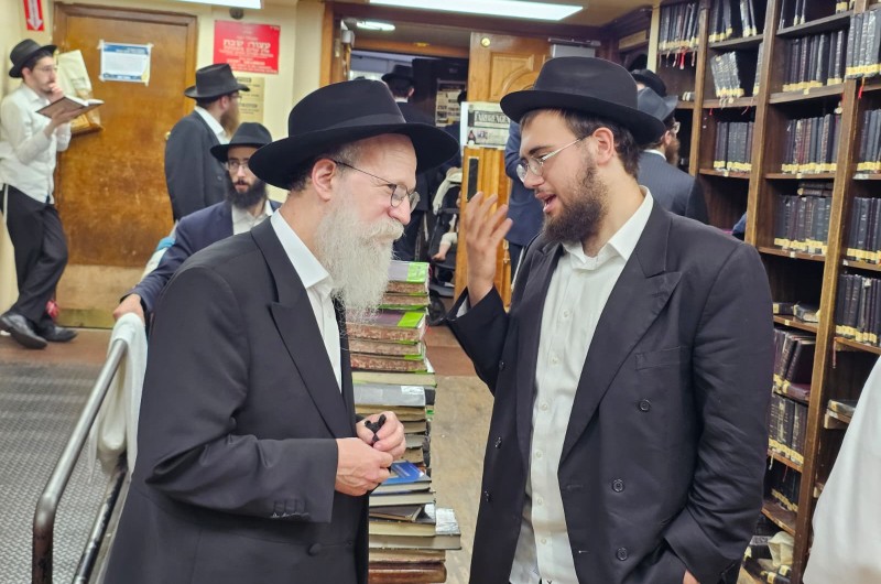 אורח ב-770: המשפיע הראשי של ישיבה גדולה תומכי תמימים בקרית-גת - הרב זושא אלפרוביץ' בשיח עם תלמידיו בחצרות קודשנו (צילום: מענדי עקיבא)