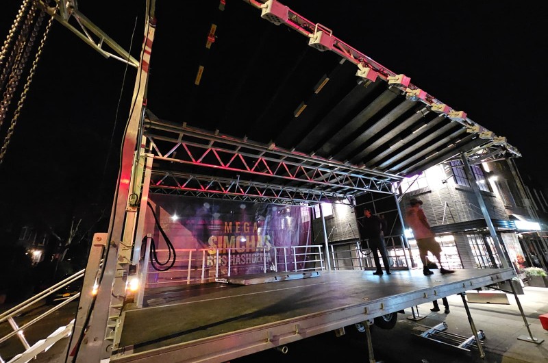 הצצה: כך בונים את בימת שמחת בית שואבה בקראון הייטס