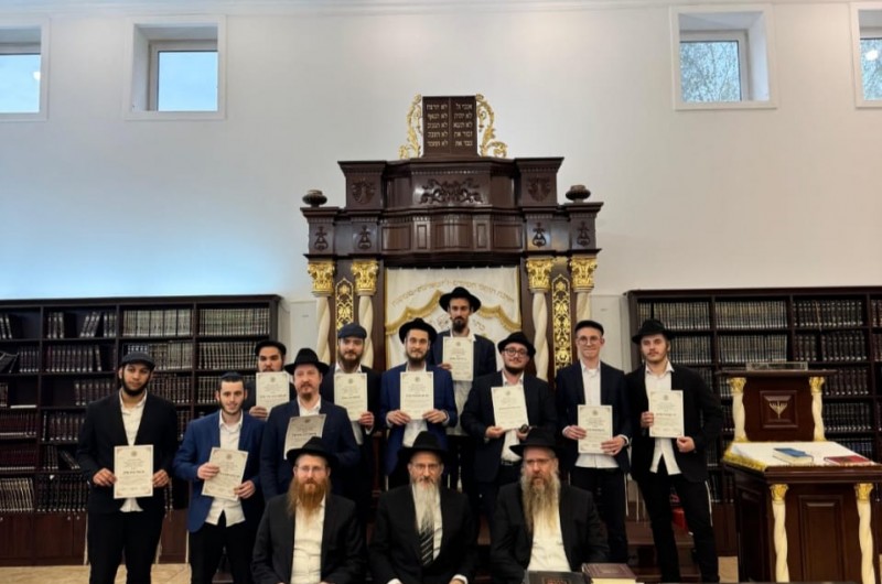תלמידי הישיבה גדולה במוסקבה בראשות הרב מנחם מענדל גולדברג והמנהל הרב יחזקאל לאזאר, למדו הלכות תקיעת שופר בעיון ולמעשה עם הרב דוד רוזנצוויג ונבחנו אצל הרב הראשי לרוסיה הרב בערל לאזאר 
