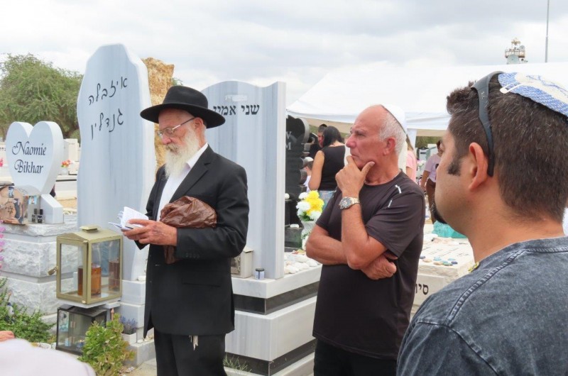 שליח הרבי באשדוד חיזק את משפחות הנרצחים בבית העלמין