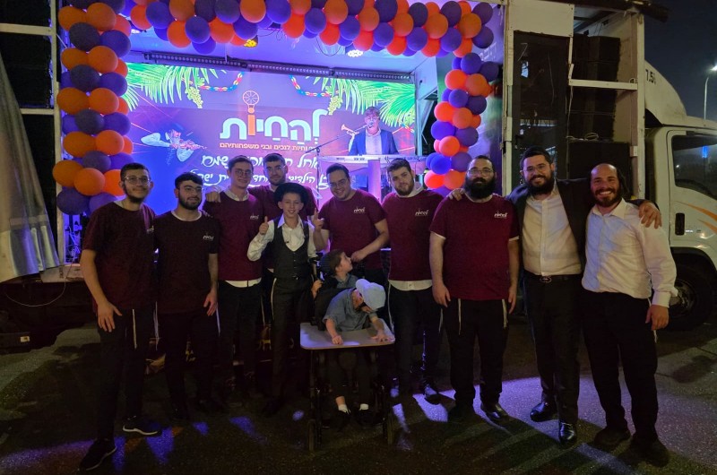 לרגל סוכות: משאית השמחה של 'להחיות' הגיעה גם לכפר חב