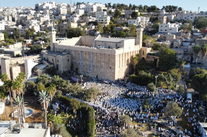 אצל האבות: אלפים התכנסו עם אור הבוקר ברחבת מערת המכפלה, לתפילת ההלל החגיגית. בין המשתתפים - שרי הממשלה איתמר בן גביר ועמיחי אליהו (צילום רחפן: דוד יאיר פרקש - איגוד רבני קהילות)