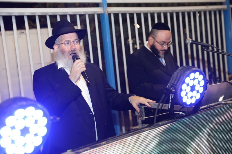 אבוקות אש: כאלף משתתפים בשמחת בית השואבה בחולון