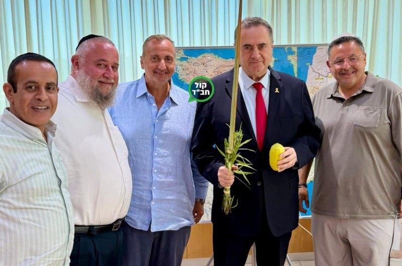  שר הבטחון כץ אירח את ר׳ זלמן וולף ור׳ אריאל נחום, יחד עם ידידים מארה״ב לקבלת ד׳ מינים. השר קיבל בחמימות רבה את האורחים, הודה להם על הביקור וביקש למסור באמצעותם ברכת חג שמח ליהודי התפוצות ולשלוחי הרבי