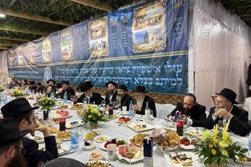 ממשיכים את קדושת החג: התוועדות חסידית עם צאת חג ראשון של סוכות, בסוכת בית הכנסת המרכזי במוסקבה, בהשתתפות האורחים מירושלים - הרב בנימין זילברשטרום והרב מרדכי הלוי הורביץ