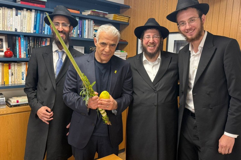 יאיר לפיד בירך על ארבעת המינים והקדיש תפילה לחטופים