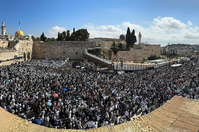בתפילת הודיה על הבשורות הטובות לקראת שחרורם הצפוי של החטופים - רבבות מתפללים השתתפו הבוקר במעמד ברכת הכהנים הראשון. עד עתה פקדו את הכותל כרבע מיליון איש. (צילום: הקרן למורשת הכותל המערבי)