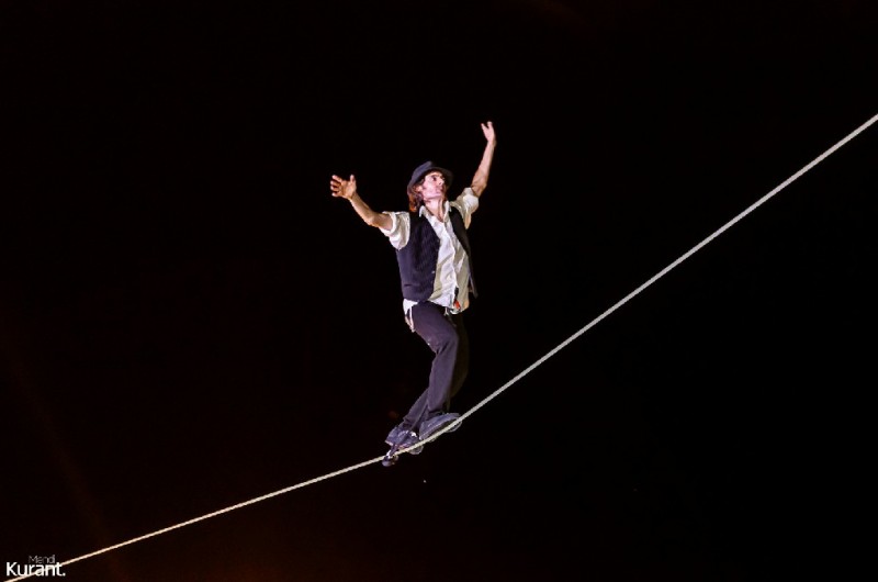 על חבל דק: האמן ריתק את משתתפי בית השואבה ברובע י״א