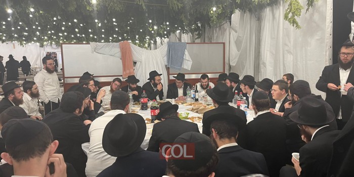 שמחת בית השואבה ע״י האהל הק׳: אורגנה ע״י ה׳הכנסת אורחים׳ עם הרב מענדל מרוזוב, עד השעות הקטנות של הלילה בהשתתפות עשרות בחורים, שהמשיכו לרקוד עד אור הבוקר ברחבת ׳פאת׳מארק׳ שבסמיכות לאוהל הק׳. צפו: