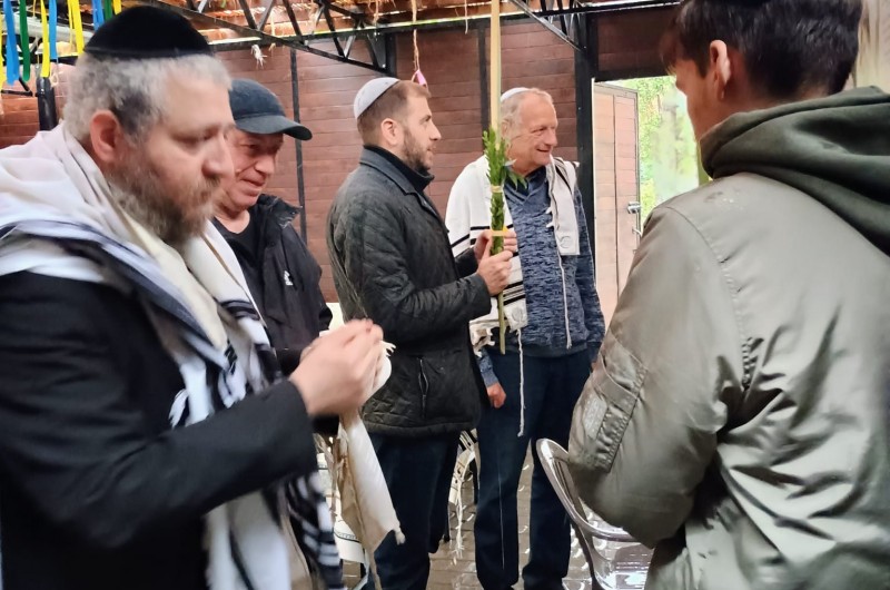 מאיר את החושך במדינה שנלחמת על עתידה: רבה של העיר וויניצא באוקראינה ושליח הרבי בעיר - הרב שאול הורביץ, מזכה את חברי קהילתו בנטילת ארבעת המינים בחג הסוכות תשפ