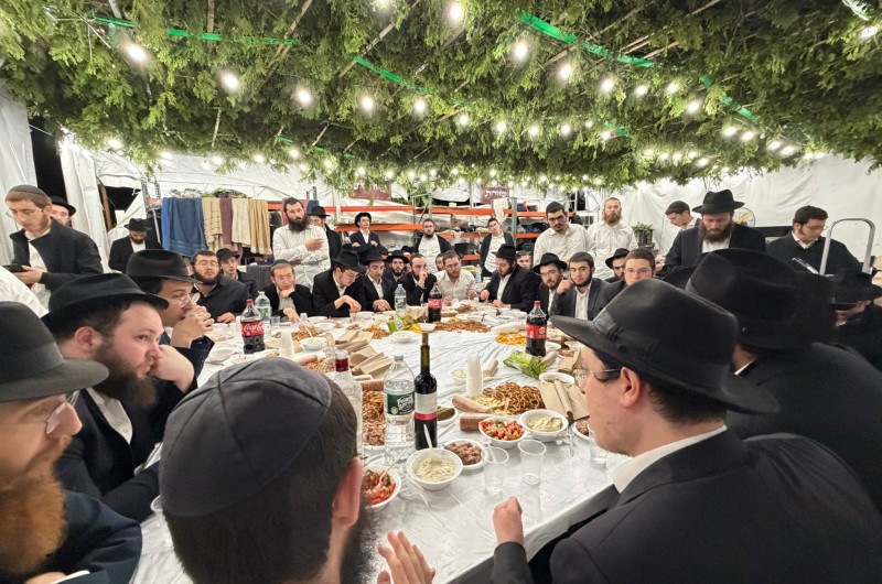 עשרות בחורים השתתפו בהתוועדות חסידית שאורגנה ע״י ה׳הכנסת אורחים׳ בסמוך ל'אוהל' הקדוש של הרבי, עם הרב מענדל מרוזוב ולאחר-מכן רקדו בשמחת בית השואבה  ברחבת ׳פאת׳מארק׳ עם כלי זמר