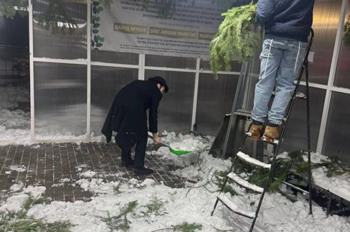 סוכתו של רב העיר אומסק שבסיביר ושליח הרבי - הרב נפתלי וילהלם התמלאה בשלגים כבדים - והוא דאג לנקותה בכדי שיוכל לקיים בה מצוות החג