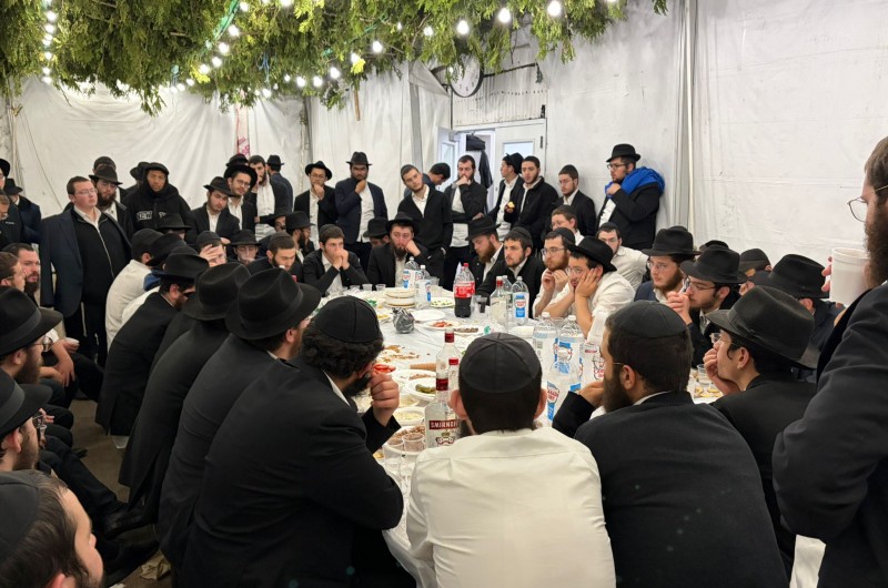 התוועדות וריקודי שמחת בית השואבה בסמוך לאוהל הק‘ | צפו