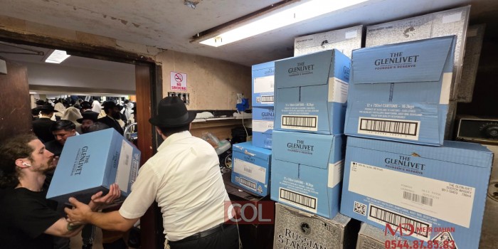 ב-770 כבר מוכנים לשמחת תורה, וארגזי ה'משקה' נערמים: צלם COL מאיר דהן תיעד. צפו: