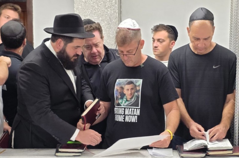 אחרי תפילה באוהל הרבי: הורי החטוף הודו לקוטלרסקי