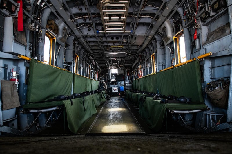 מסוקי חיל האוויר מוכנים לקליטת החטופים ברעים והעברתם למרכזים הרפואיים. בתוכם בין היתר אזניות, לוח מחיק ושמיכות | כך זה נראה. צילומים: דובר צה