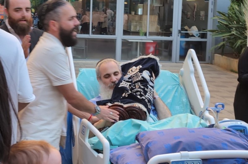 עם התורה: שליח הרבי שנפצע ב'הקפות' על מיטת בית הרפואה