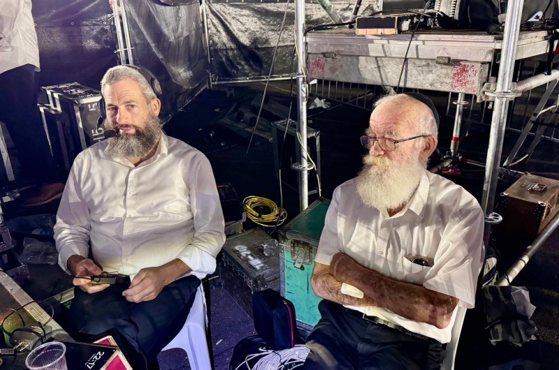 ר' מוליק ריבקין ובנו ר' יודי ריבקין מחברת המדיה וההגברה הוותיקה 'קול שר' דואגים להעביר בשידור חי את המעמד העצום 'הקפות שניות' בכפר חב