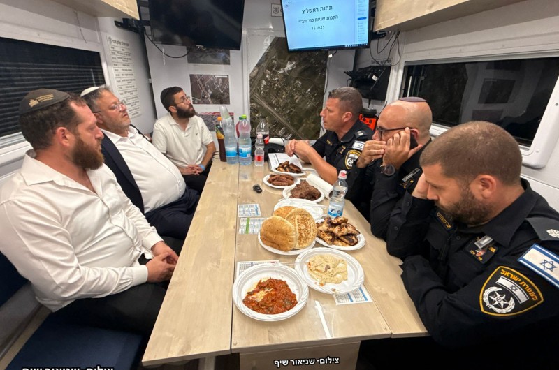 השר לביטחון לאומי איתמר בן גביר השתתף הלילה במעמד ההקפות השניות בכפר חב''ד וביקר בחפ