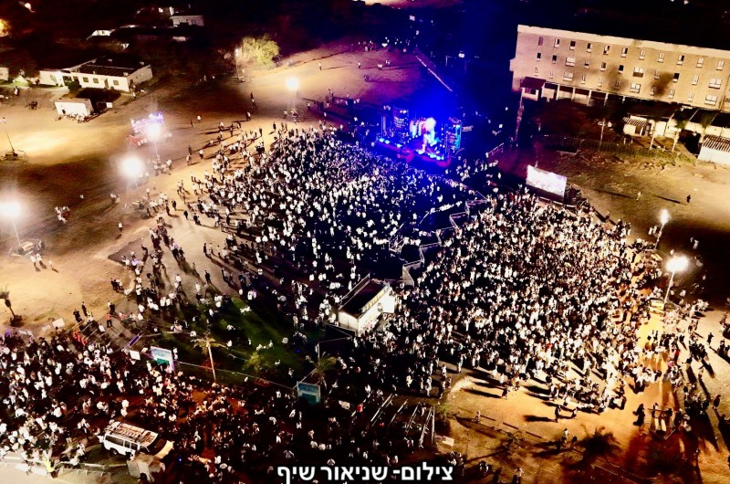 ממבט הציפור: הצלם שניאור שיף תיעד מהאוויר את הקהל הרב שהגיע לרקוד במעמד ההקפות השניות בכפר חב