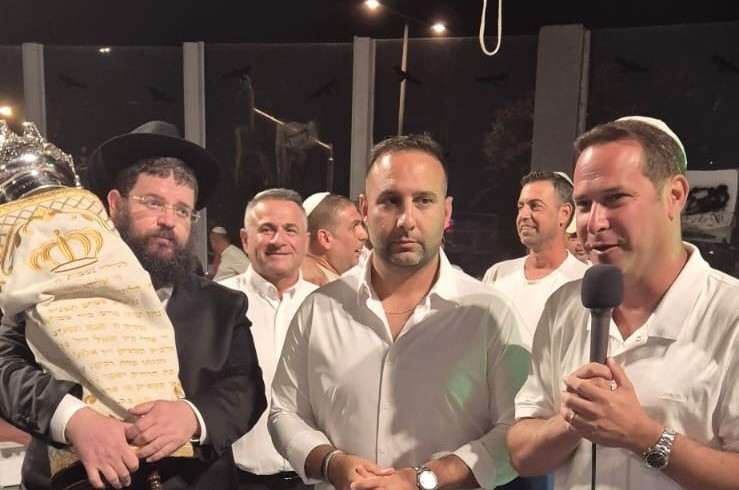 ראש העיר ראשון לציון רז קינסטליך משתתף לצד שליח הרבי בשכונת מרום ראשון - הרב לוי ברוק, בחגיגת ה'הקפות השניות' בצאת שמחת תורה