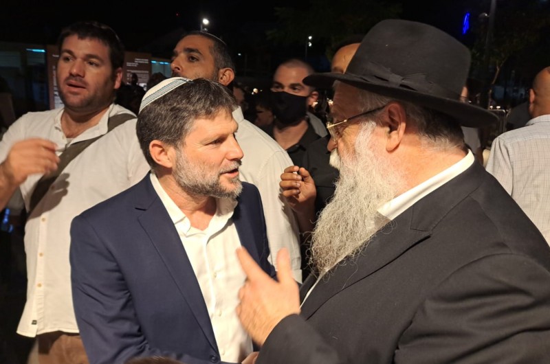 מדרים לשמחה: שר האוצר בצלאל סמוטריץ' חגג ב'הקפות שניות' עם שלוחי הרבי ואנשי חב