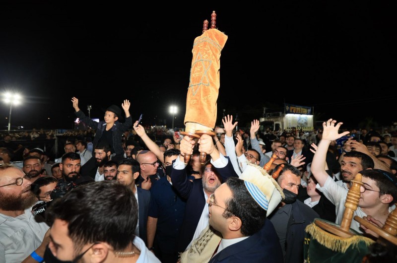 השר לביטחון לאומי איתמר בן גביר  יחד עם שר הנגב והגליל  יצחק  וסרלאוף באירוע הקפות שניות בכפר חב