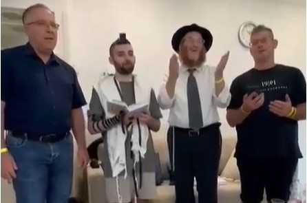 מתן אנגרסט, שורד השבי: הניח תפילין רגע לפני שחרורו