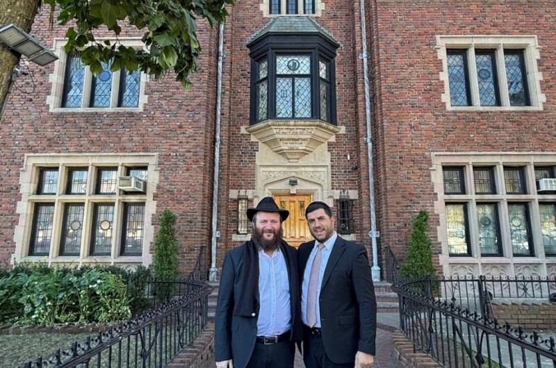 ראש העיר צפת יוסי קקון הגיע בערב שבת בראשית לביקור בבית חיינו 770 כשהוא מלווה בסגנו, נציג חב''ד בעיריית צפת הרב שניאור ליפסקר
