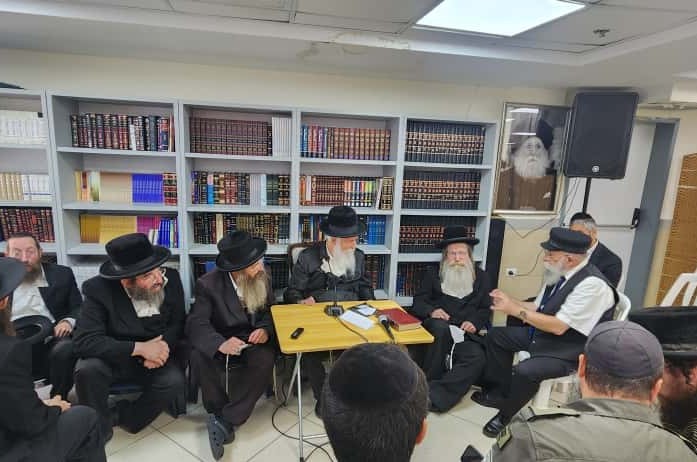 הרב יעקב גלויברמן, בין ההמונים המגיעים לניחום אבלים אצל רבה של מגדל העמק - הרב יצחק דוד גרוסמן ומשפחתו, היושבים 'שבעה' אחר פטירת אחיו הבכור הרב החסיד מנחם בן ציון גרוסמן זצ