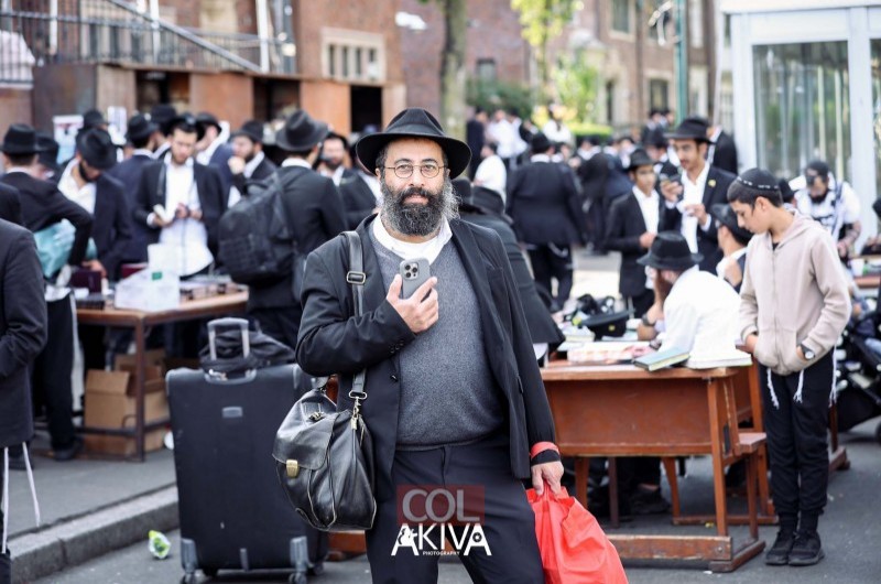 ר' זוהר עמר מלוד הגיע לשמחת תורה בחצרות קודשנו בניו יורק, להודות על הנס של בנו, לאחר שניצל בסייעתא דשמיא מהשריפה הקטלנית בדירת בחורי הישיבה בקראון הייטס בשנה האחרונה (צילום: מענדי עקיבא)