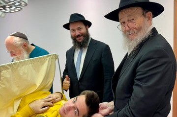 רב האוניברסיטה היהודית במוסקבה - השליח הרב דובער גולדברג, בברית מילה לסטודנט יהודי, כאשר בסנדקאות כובד אביו - הרב ישראל גולדברג מהשלוחי הרבי בצרפת