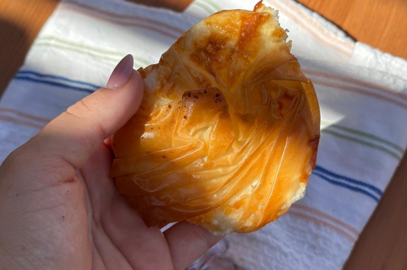 פריך וקליל להכנה: מאפה פילו במילוי גבינות וגרידת לימון