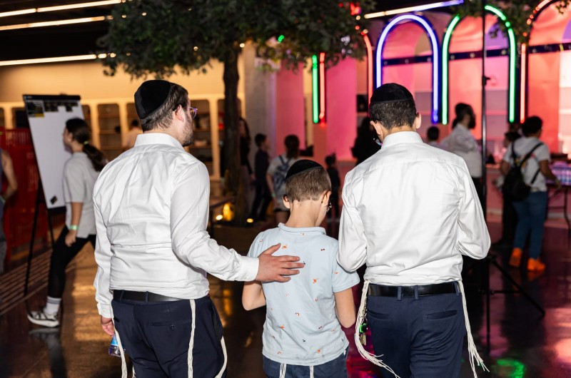 מאות יתומים חרדים חגגו בר מצווה בחגיגה מרגשת עם חב