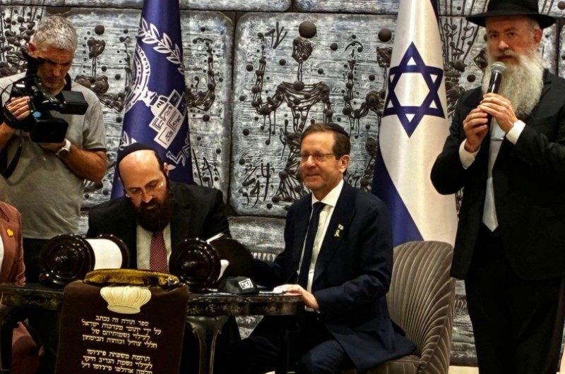 הרב שמואל ביסטריצקי מסביון והרב אלעד כהן מכפר סבא, במעמד הכנסת ספר תורה בלשכת בית הנשיא בירושלים, ביוזמת ארגון אלמנות ויתומי צה