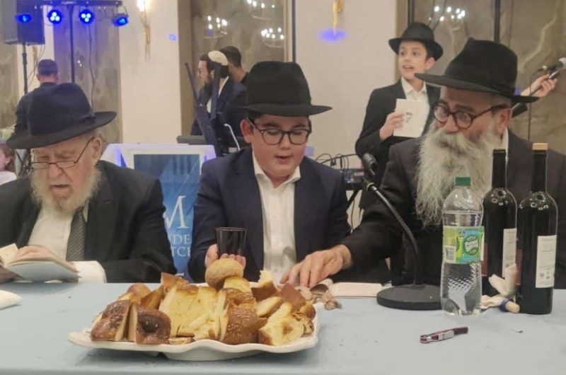 מזל טוב: בקראון הייטס התקיימה שמחת הבר-מצווה לבנו של הרב חיים שאול ברוק - מנהל ועד הנחות בלשון הקודש, בהשתתפות בני משפחה וידידים