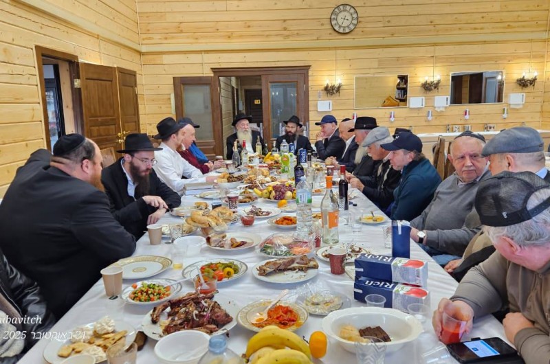 ראש חודש מר-חשוון בעיירת ליובאוויטש שברוסיה: התוועדות חסידית עם השלוחים - הרב יצחק קוגן, הרב לוי מונדשיין והרב גבריאל גורדון