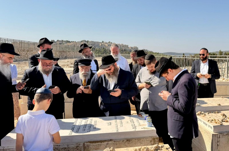 חצי יובל שנים לפטירתו: בני משפחת וולף, ידידים ומכרים עלו הבוקר (ד') לקברו בירושלים של ר' בערקע וולף ז