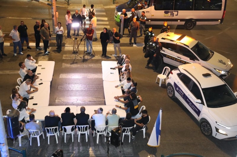 הנהלת עיריית חדרה במפגן ציבורי לאחר הירי על בית חב