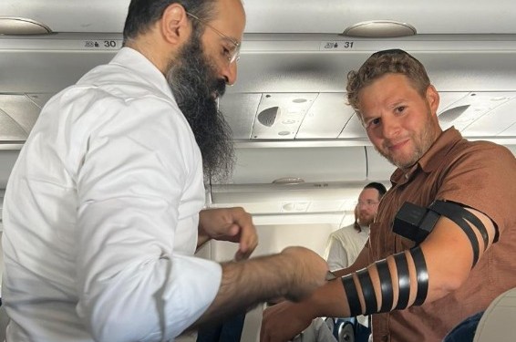 גבר שחי בשנים האחרונות כנוצרי פגש במהלך טיסה לישראל שמוליק רויטמן, חסיד חב