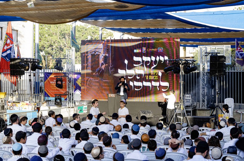 כנס ענק בלוד לחיילי וחיילות צבאות ה' מ'הפנסאים' ו'בת מלך'