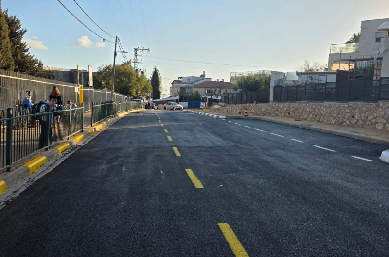 צפת: הושלם מפרץ החניה החדש בסמוך לתלמוד תורה חב״ד