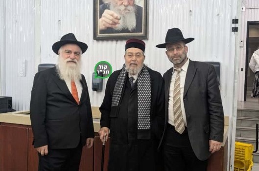 הרב אליהו אברג'ל אב בתי הדין בירושלים ומחבר סדרת הספרים 'דברות אליהו' הגיע להתפלל באוהל הק', בליווי הרב אהרון חן, שליח הרבי לקהילה הגיאורגית בקווינס נ.י. ומייסד מערכת הכשרות .s.k.o.